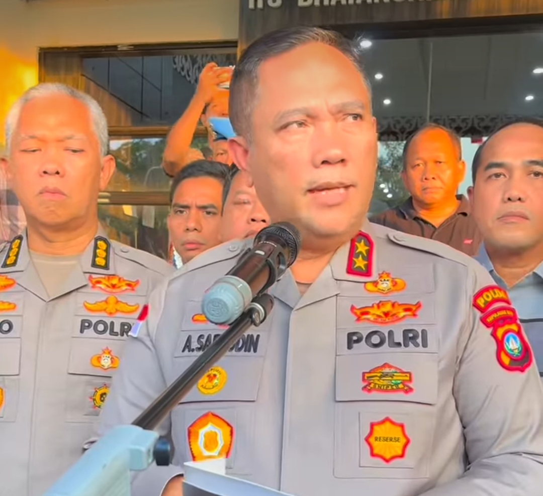 Kapolda Kepri, Irjen Pol Asep Syafrudin didampingi PJU Polda Kepri saat memberikan keterangan pers terkait kematian Bripda NS, Selasa (14/04). F-Kepri.info