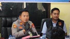 Kapolsek Bintan Timur, AKP Aang Setiawan, S.H., didampingi Kasihumas Polres Bintan, AKP Hotma P. Bako, dan Kanit Reskrim Polsek Bintan Timur, IPTU Yofi Akbar saat menyampaikan keterangan pers, Rabu (15/05). F-Humas Polres Bintan 