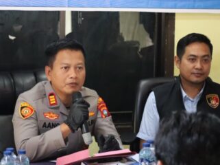 Kapolsek Bintan Timur, AKP Aang Setiawan, S.H., didampingi Kasihumas Polres Bintan, AKP Hotma P. Bako, dan Kanit Reskrim Polsek Bintan Timur, IPTU Yofi Akbar saat menyampaikan keterangan pers, Rabu (15/05). F-Humas Polres Bintan 