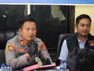 Kapolsek Bintan Timur, AKP Aang Setiawan, S.H., didampingi Kasihumas Polres Bintan, AKP Hotma P. Bako, dan Kanit Reskrim Polsek Bintan Timur, IPTU Yofi Akbar saat menyampaikan keterangan pers, Rabu (15/05). F-Humas Polres Bintan 