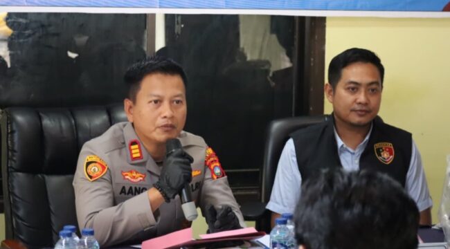 Kapolsek Bintan Timur, AKP Aang Setiawan, S.H., didampingi Kasihumas Polres Bintan, AKP Hotma P. Bako, dan Kanit Reskrim Polsek Bintan Timur, IPTU Yofi Akbar saat menyampaikan keterangan pers, Rabu (15/05). F-Humas Polres Bintan 