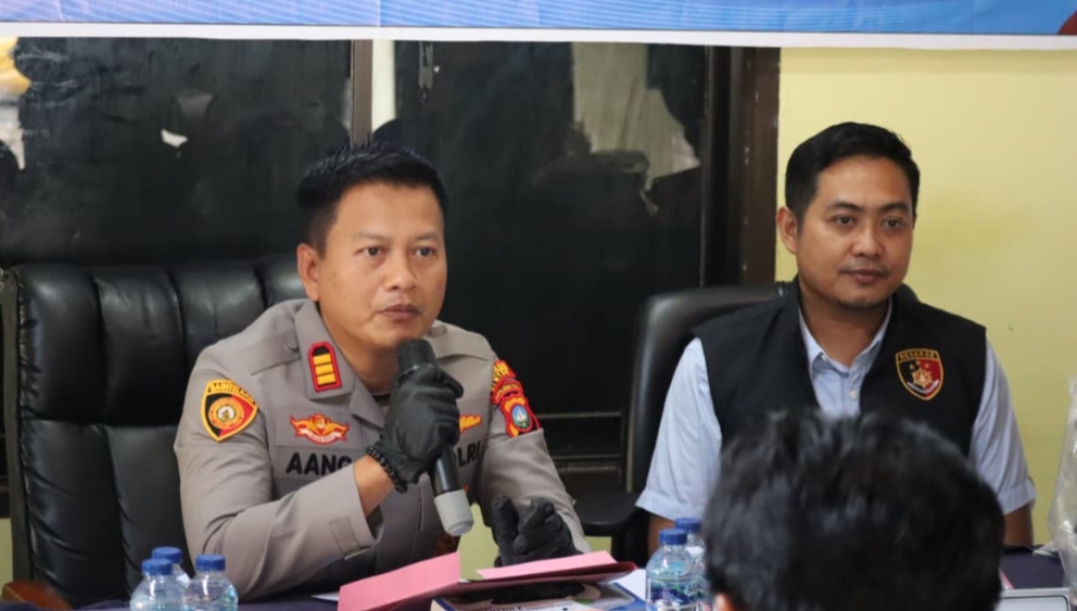 Kapolsek Bintan Timur, AKP Aang Setiawan, S.H., didampingi Kasihumas Polres Bintan, AKP Hotma P. Bako, dan Kanit Reskrim Polsek Bintan Timur, IPTU Yofi Akbar saat menyampaikan keterangan pers, Rabu (15/05). F-Humas Polres Bintan