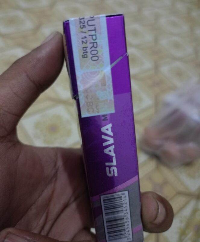 
					Dugaan manipulasi pita cukai rokok SLAVA, dimana Pita cukai tersebut seharusnya digunakan untuk rokok kretek berisi 12 batang. 