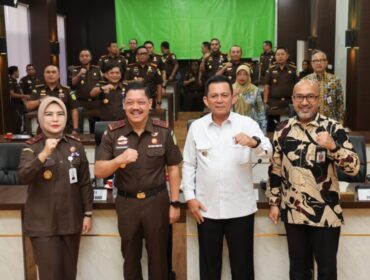 Gubernur Kepulauan Riau, H. Ansar Ahmad, bersama Kepala Kejaksaan Tinggi Kepri, J. Devy Sudarso dan Plt Sekdaprov Lucky. F-Kominfo Kepri 