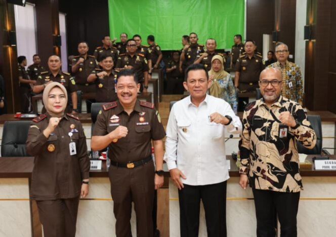 
					Gubernur Kepulauan Riau, H. Ansar Ahmad, bersama Kepala Kejaksaan Tinggi Kepri, J. Devy Sudarso dan Plt Sekdaprov Lucky. F-Kominfo Kepri 