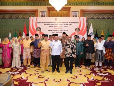 Gubernur Kepulauan Riau H. Ansar Ahmad bersama Pengurus Perkumpulan Purnabakti Pegawai Provinsi Kepulauan Riau Masa Bakti 2026–2029 di Gedung Daerah, Tanjungpinang, Kamis (16/4). F-Kominfo Kepri 