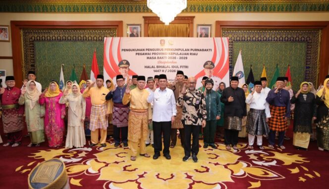 
					Gubernur Kepulauan Riau H. Ansar Ahmad bersama Pengurus Perkumpulan Purnabakti Pegawai Provinsi Kepulauan Riau Masa Bakti 2026–2029 di Gedung Daerah, Tanjungpinang, Kamis (16/4). F-Kominfo Kepri 