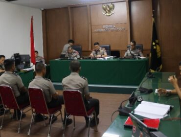 Empat anggota Ditsamapta Polda Kepri yang terlibat dalam kasus pembunuhan Bripda NS saat mengikuti Sidang Komisi Kode Etik Profesi (KKEP, Jum'at (17/04). F-Kepri.info