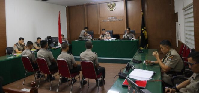 
					Empat anggota Ditsamapta Polda Kepri yang terlibat dalam kasus pembunuhan Bripda NS saat mengikuti Sidang Komisi Kode Etik Profesi (KKEP, Jum'at (17/04). F-Kepri.info