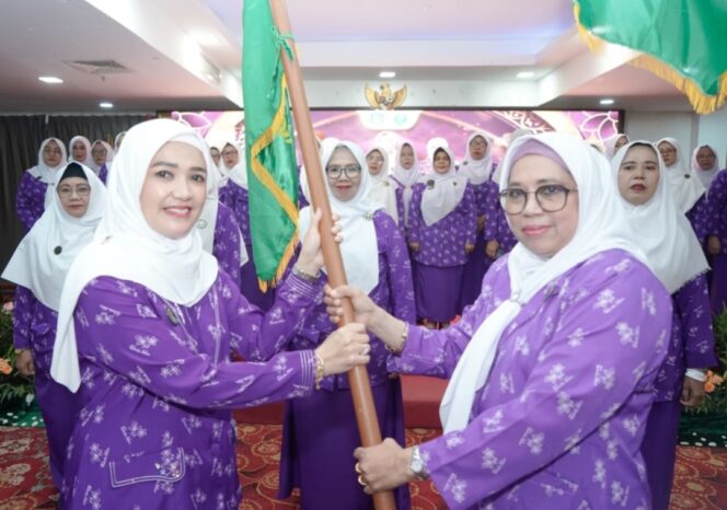 
					Ketua Badan Kerja Sama Organisasi Wanita (BKOW) Kepulauan Riau, Nenny Dwiyana Nyanyang, resmi diamanahkan sebagai Ketua Umum Pimpinan Wilayah Wanita Islam Provinsi Kepulauan Riau periode 2026–2031.