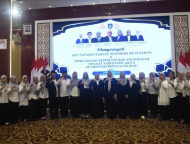 Dewi Kumalasari Ansar secara resmi dikukuhkan sebagai Ketua Pengurus Yayasan Kanker Indonesia (YKI) Provinsi Kepulauan Riau masa bakti 2026–2031 oleh Pengurus Yayasan Kanker Indonesia Pusat di Aula Wan Seri Beni, Dompak, Jumat (17/4/2026). F-Kominfo Kepri 