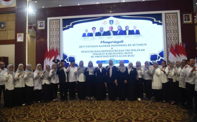 
					Dewi Kumalasari Ansar secara resmi dikukuhkan sebagai Ketua Pengurus Yayasan Kanker Indonesia (YKI) Provinsi Kepulauan Riau masa bakti 2026–2031 oleh Pengurus Yayasan Kanker Indonesia Pusat di Aula Wan Seri Beni, Dompak, Jumat (17/4/2026). F-Kominfo Kepri 