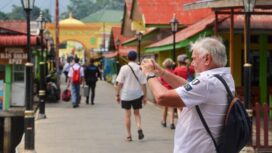 Wisatawan Mancanegara saat mengunjungi Pulau Penyengat, Minggu (19/04).F- Kominfo Kepri 