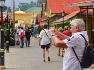 Wisatawan Mancanegara saat mengunjungi Pulau Penyengat, Minggu (19/04).F- Kominfo Kepri 