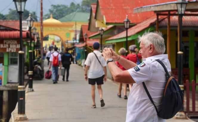 
					Wisatawan Mancanegara saat mengunjungi Pulau Penyengat, Minggu (19/04).F- Kominfo Kepri 