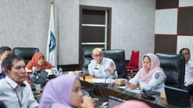 Kepala Dinas Penamaan Modal dan Pelayanan Terpadu Satu Pintu (DPMPTSP) Kepri, Hasfarizal Handra saat memimpin rapat.F-DPMPTSP Kepri.