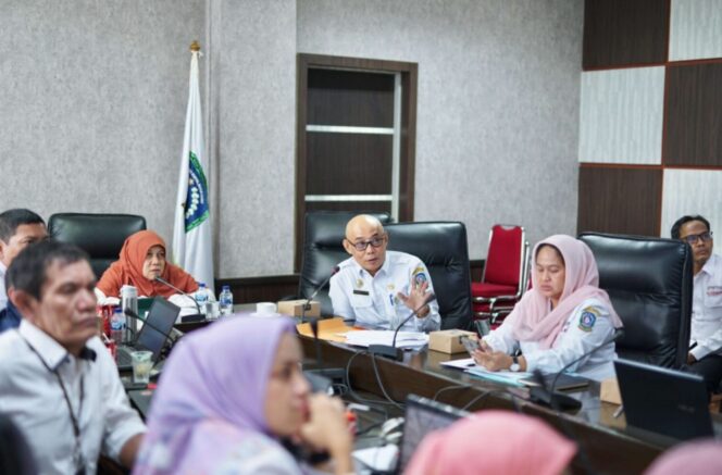 
					Kepala Dinas Penamaan Modal dan Pelayanan Terpadu Satu Pintu (DPMPTSP) Kepri, Hasfarizal Handra saat memimpin rapat.F-DPMPTSP Kepri.