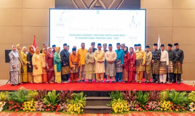
					Gubernur dan Wakil Gubernur Kepri bersilaturahmi dengan Keluarga Besar Kepulauan Riau yang ada di Jakarta, Bogor, Depok, Tangerang dan Bekasi (Jabodetabek) dalam halalbihalal Idul Fitri 1447 H digelar di Novotel Mangga Dua Square Jakarta, Minggu (19/4/2026). F-Kominfo Kepri 