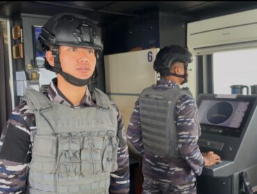 Personil KRI Alamang-644 Satkat Koarmada I melaksanakan Latihan Kesiapsiagaan Peran Tempur Bahaya Udara di perairan Selat Malaka sebagai bagian dari upaya berkelanjutan dalam meningkatkan profesionalisme dan kesiapan tempur prajurit TNI Angkatan Laut. Kegiatan ini menjadi salah satu bentuk pembinaan kemampuan tempur unsur kapal perang dalam menghadapi dinamika ancaman di laut, Selasa (21/04) F-Dispen Koarmada I 