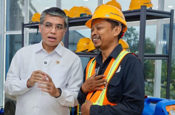 
					Kiri, Menteri Ketenagakerjaan, Yassierli,