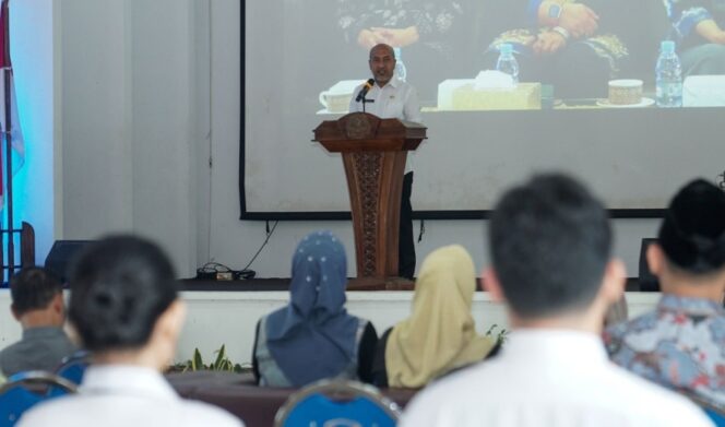 
					Penjabat Sekretaris Daerah Provinsi Kepri, Luki Zaiman Prawira, saat menyampaikan sambutan di acara Latsar CPNS 2026, Kamis (23/04). F-Kominfo 