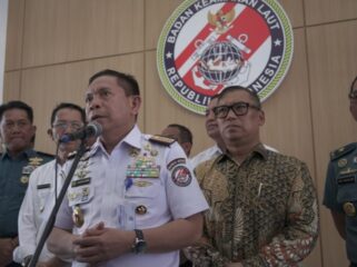 Kepala Bakamla RI, Laksamana Madya TNI Dr. Irvansyah, S.H., M.Tr.Opsla., C.H.R.M.P., didampingi Wakil Gubernur Kepri, Nyanyang Haris Pratamura, Kamis (23/09)