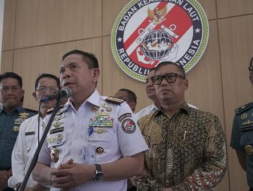 Kepala Bakamla RI, Laksamana Madya TNI Dr. Irvansyah, S.H., M.Tr.Opsla., C.H.R.M.P., didampingi Wakil Gubernur Kepri, Nyanyang Haris Pratamura, Kamis (23/09)