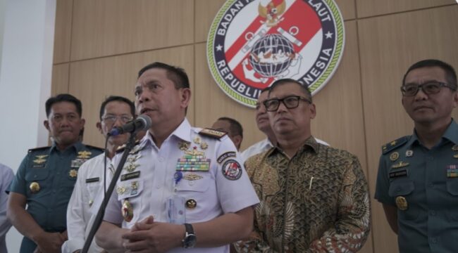 Kepala Bakamla RI, Laksamana Madya TNI Dr. Irvansyah, S.H., M.Tr.Opsla., C.H.R.M.P., didampingi Wakil Gubernur Kepri, Nyanyang Haris Pratamura, Kamis (23/09)