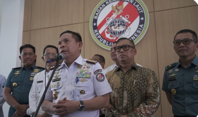 
					Kepala Bakamla RI, Laksamana Madya TNI Dr. Irvansyah, S.H., M.Tr.Opsla., C.H.R.M.P., didampingi Wakil Gubernur Kepri, Nyanyang Haris Pratamura, Kamis (23/09)