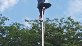 Tan Arifin Rambe, Petugas Dinas Pemadam Kebakaran dan Penyelamatan Kota Tanjungpinang saat memanjat tiang bendera setinggi lebih kurang 15 meter, Kamis (23/04) sore. F-kepriinfo 