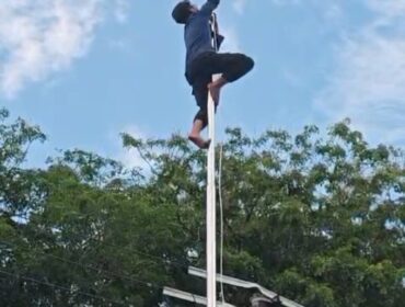 Tan Arifin Rambe, Petugas Dinas Pemadam Kebakaran dan Penyelamatan Kota Tanjungpinang saat memanjat tiang bendera setinggi lebih kurang 15 meter, Kamis (23/04) sore. F-kepriinfo 