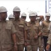 Wakil Gubernur Kepulauan Riau Nyanyang Haris Pratamura mendampingi Anggota Komisi I DPR RI Dapil Kepri Endipat Wijaya mengunjungi Gudang Perum Bulog di Batu Ampar, Kota Batam, Jumat (24/4/2026).
