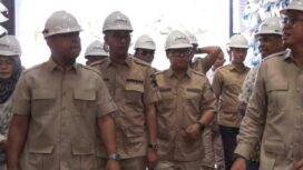 Wakil Gubernur Kepulauan Riau Nyanyang Haris Pratamura mendampingi Anggota Komisi I DPR RI Dapil Kepri Endipat Wijaya mengunjungi Gudang Perum Bulog di Batu Ampar, Kota Batam, Jumat (24/4/2026).