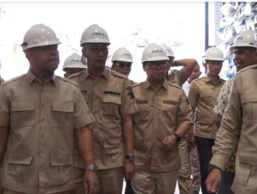 Wakil Gubernur Kepulauan Riau Nyanyang Haris Pratamura mendampingi Anggota Komisi I DPR RI Dapil Kepri Endipat Wijaya mengunjungi Gudang Perum Bulog di Batu Ampar, Kota Batam, Jumat (24/4/2026).