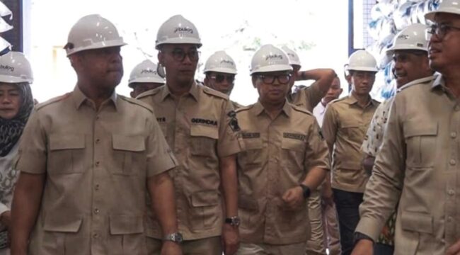 Wakil Gubernur Kepulauan Riau Nyanyang Haris Pratamura mendampingi Anggota Komisi I DPR RI Dapil Kepri Endipat Wijaya mengunjungi Gudang Perum Bulog di Batu Ampar, Kota Batam, Jumat (24/4/2026).