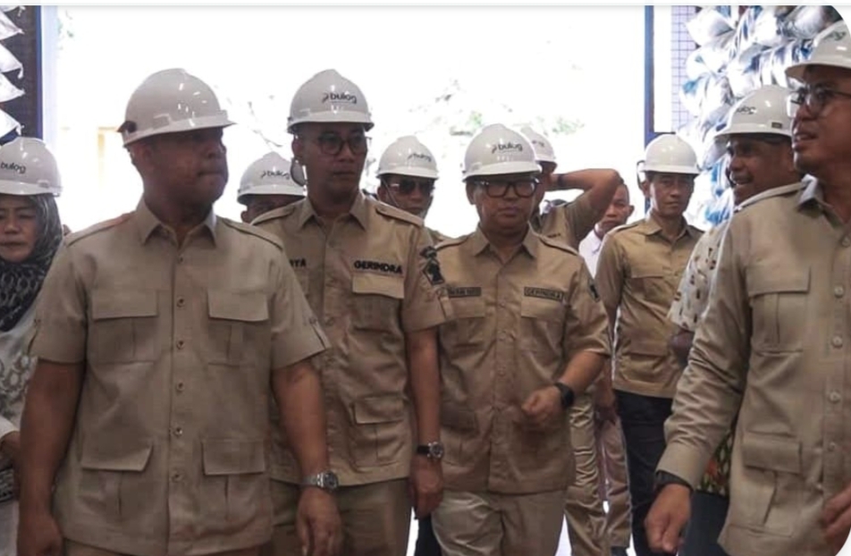 Wakil Gubernur Kepulauan Riau Nyanyang Haris Pratamura mendampingi Anggota Komisi I DPR RI Dapil Kepri Endipat Wijaya mengunjungi Gudang Perum Bulog di Batu Ampar, Kota Batam, Jumat (24/4/2026).