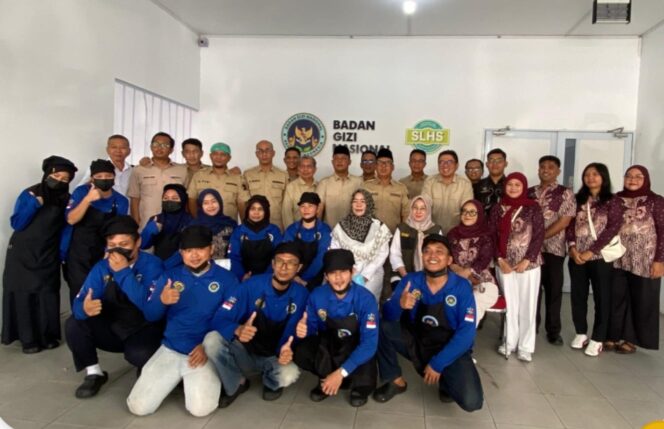 
					Wakil Gubernur Kepulauan Riau, Nyanyang Haris Pratamura, mendampingi rombongan Komisi I DPR RI dalam meninjau pelaksanaan Program Makan Bergizi Gratis (MBG) di Kota Batam, Jumat (24/4/2026). F-Kominfo Kepri 