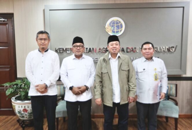 
					Wali Kota Tanjungpinang, H. Lis Darmansyah bersama Sekretaris Daerah Kota Tanjungpinang, Zulhidayat, dan Kepala Kantor Badan Pertanahan Kota Tanjungpinang, Yudi Hermawan, temui Menteri Agraria dan Tata Ruang/ Badan Pertanahan Nasional (ATR/BPN), Nusron Wahid, di Kantor Kementerian ATR/BPN, Jakarta, Kamis (23/4).

