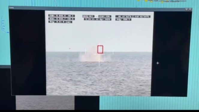 
					KRI Kerambit-627 dari jajaran Satuan Kapal Cepat (Satkat) Koarmada I berhasil menunjukkan kemampuan tempur dengan melaksanakan penembakan dalam rangkaian Latihan Operasi Laut Gabungan (Latopslagab) TNI AL Tahun 2026.