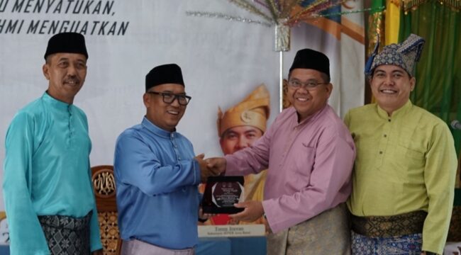 Wagub Nyanyang menerima cendera mata. (Banhub Kepri), Sabtu (25/04). F-Kominfo Kepri 