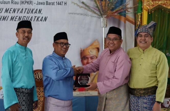 
					Wagub Nyanyang menerima cendera mata. (Banhub Kepri), Sabtu (25/04). F-Kominfo Kepri 