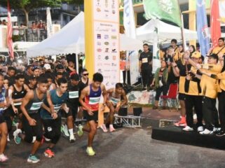 Gubernur Ansar saat melepas peserta lomba 10 K di Batam, Minggu 26 April 2026. F-Kominfo Kepri 