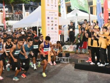 Gubernur Ansar saat melepas peserta lomba 10 K di Batam, Minggu 26 April 2026. F-Kominfo Kepri 