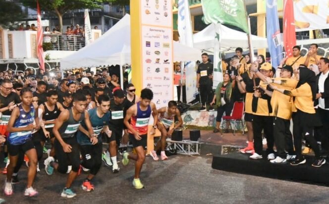 
					Gubernur Ansar saat melepas peserta lomba 10 K di Batam, Minggu 26 April 2026. F-Kominfo Kepri 