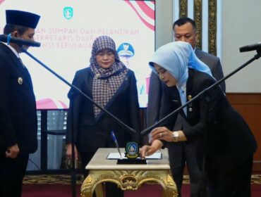 Gubernur Provinsi Kepulauan Riau, Ansar Ahmad saat melantik Sekdaprov, Misni di Gedung Daerah, Senin 27 April 2026. 