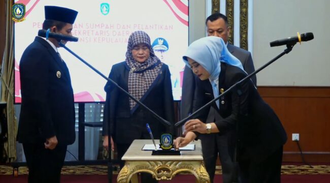 Gubernur Provinsi Kepulauan Riau, Ansar Ahmad saat melantik Sekdaprov, Misni di Gedung Daerah, Senin 27 April 2026. 