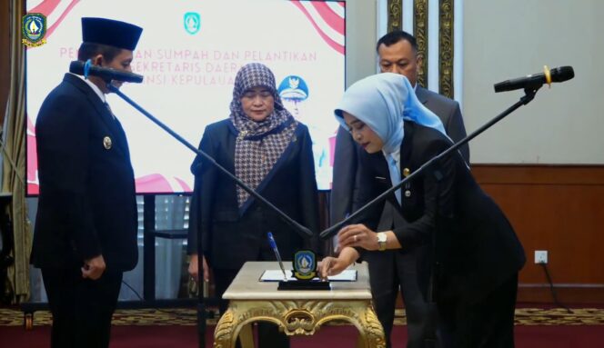 
					Gubernur Provinsi Kepulauan Riau, Ansar Ahmad saat melantik Sekdaprov, Misni di Gedung Daerah, Senin 27 April 2026. 