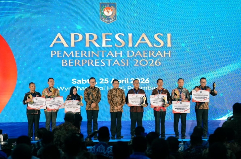 Pemerintah Provinsi Kepulauan Riau kembali mendapatkan penghargaan membanggakan di tingkat nasional. Pemrov Kepri meraih predikat Terbaik 1 Kategori Penanggulangan Kemiskinan dan Stunting pada ajang Apresiasi Pemerintah Daerah Berprestasi 2026 dari Pemerintah Pusat melalui Kementrian Dalam Negeri.