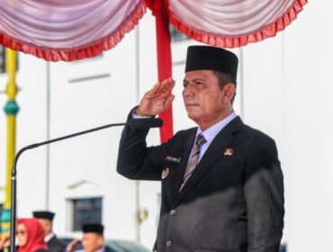 Gubernur Kepulauan Riau Ansar Ahmad bertindak sebagai inspektur Upacara Peringatan Hari Otonomi Daerah ke-30 di halaman Kantor Gubernur Kepulauan Riau, Tanjungpinang, Senin (27/4/2026). (Harun/DISKOMINFO KEPRI)