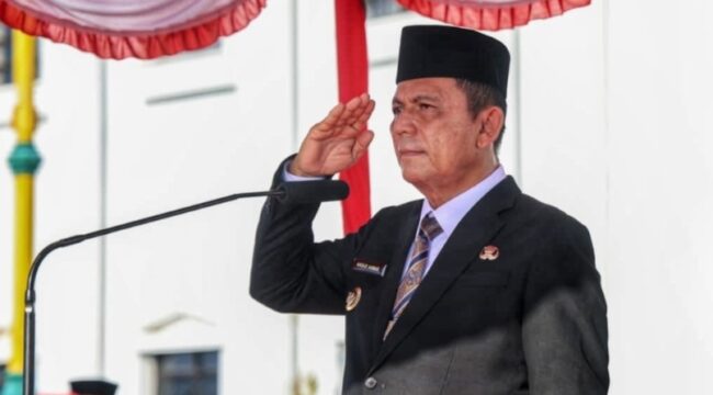 Gubernur Kepulauan Riau Ansar Ahmad bertindak sebagai inspektur Upacara Peringatan Hari Otonomi Daerah ke-30 di halaman Kantor Gubernur Kepulauan Riau, Tanjungpinang, Senin (27/4/2026). (Harun/DISKOMINFO KEPRI)